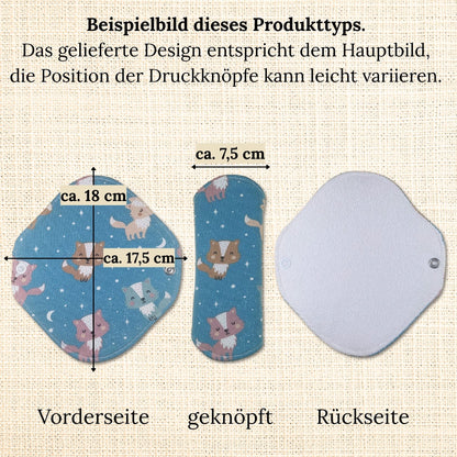 Beispielbild einer großen Slipeinlage mit Flügeln und PUL – Vorderseite, geknöpft und Rückseite im Fuchs-Design auf blauem Hintergrund. Maße: ca. 18 × 17,5 cm, Schrittbreite ca. 7,5 cm. Position der Druckknöpfe kann leicht variieren.