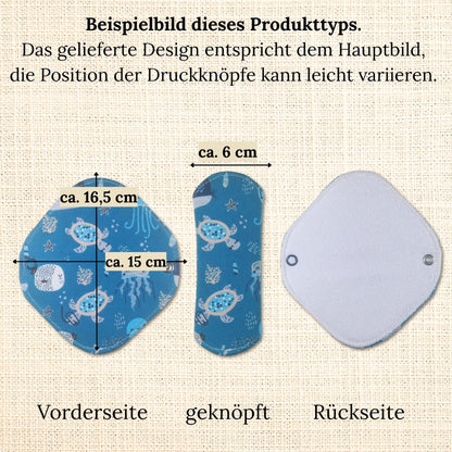 Beispielbild einer Slipeinlage mit Flügeln und PUL – Vorderseite, geknöpft und Rückseite im blauen Meerestier-Design. Maße ca. 16,5 × 15 cm, Schrittbreite ca. 6 cm. Die Position der Druckknöpfe kann leicht variieren.