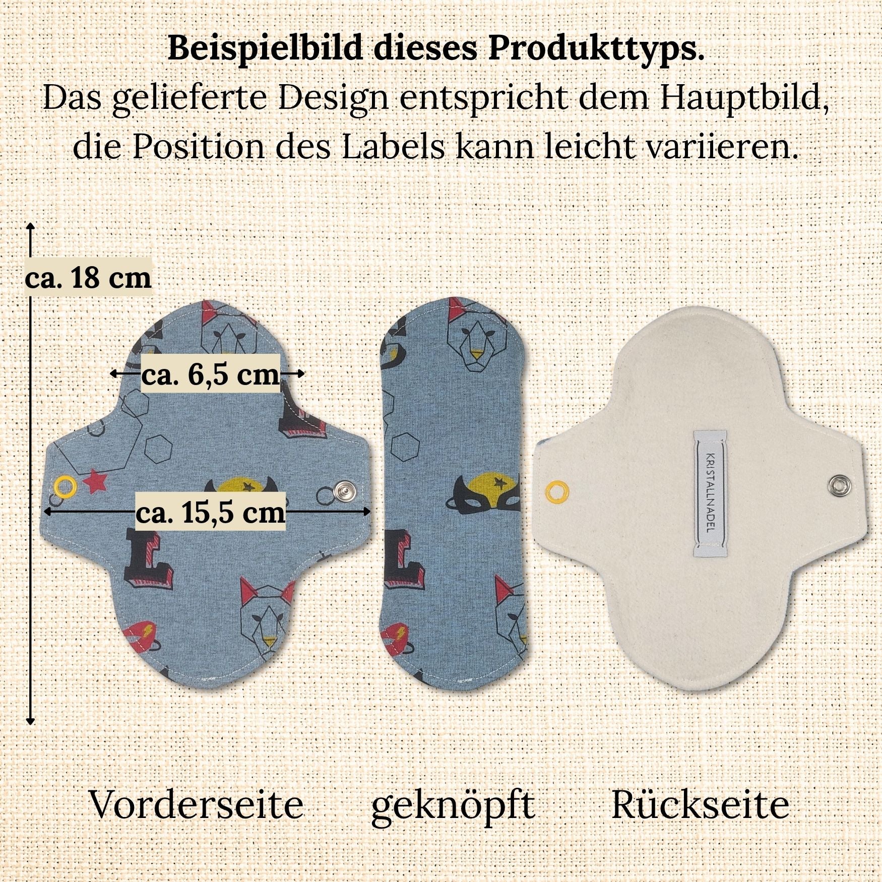 Beispielbild einer großen Slipeinlage mit Flügeln mit Maßangaben: ca. 18 cm lang, 15,5 cm breit im geöffneten Zustand. Vorderseite mit Motivstoff, Rückseite aus naturfarbenem Bio-Molton mit Label.
