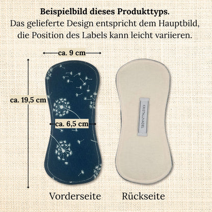 Beispielbild einer großen Slipeinlage ohne Flügel mit Maßangaben: ca. 19,5 cm lang, 9 cm breit. Vorderseite mit Motiv Jersey, Rückseite aus naturfarbenem Bio-Molton mit Label.