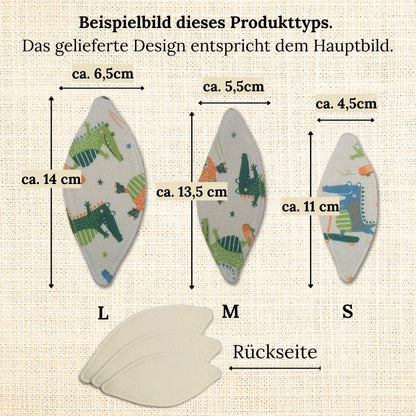 Beispielbild von Interlabial Pads in den Größen L, M und S mit Maßangaben: ca. 14 cm × 6,5 cm, 13,5 cm × 5,5 cm und 11 cm × 4,5 cm. Vorderseite mit buntem Motiv, Rückseite aus naturfarbenem Molton.