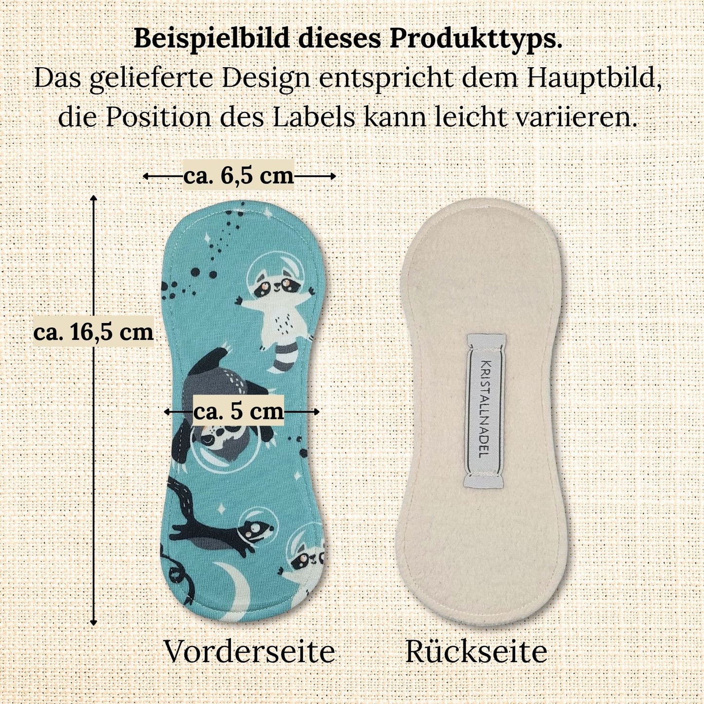 Beispielbild einer Slipeinlage ohne Flügel mit Maßangaben: ca. 16,5 cm lang, 6,5 cm breit. Vorderseite mit Motivstoff aus Jersey, Rückseite aus naturfarbenem Bio-Molton mit Kristallnadel-Label.