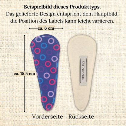 Beispielbild einer Slipeinlage ohne Flügel für Strings mit Maßangaben: ca. 15,5 cm Länge und 6 cm Breite. Vorderseite mit buntem Muster, Rückseite aus naturfarbenem Molton mit Kristallnadel-Label.